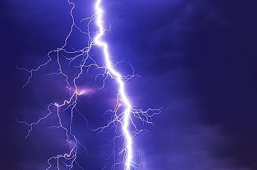 Českem prošly bouřky, bez elektřiny bylo 20.000 domácností, blesk zranil 6 lidí