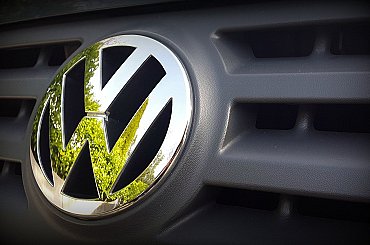 Konec českých nadějí na gigafactory? VW ve výrobě baterií výrazně škrtá