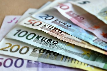 Európska únia čelí výzvam na zastavenie finančných tokov smerom k Elonovi Muskovi