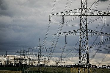 Priemyselné firmy nevyužívajú dostatočne dlhodobé kontrakty na nákup elektriny