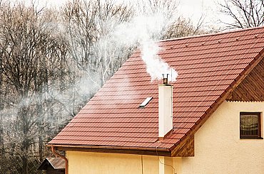 Průzkum: Domácnosti se bojí omezení topení dřevem, nejistota brzdí výměnu kamen