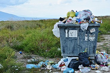 Ulice není popelnice! Pražské služby dál bojují proti nepořádku vtipně a s nadhledem