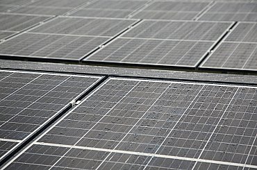 Dotace na fotovoltaiky klesly, ale ceny materiálu také. Lidé zaplatí spíš méně než dřív