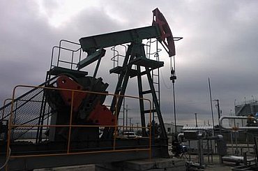 Ropa je stabilní, zastavení libyjského vývozu vyrovnává možná vyšší nabídka OPEC