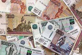 Ceny na ruských čerpacích stanicích přesáhly hranici 100 rublů za litr